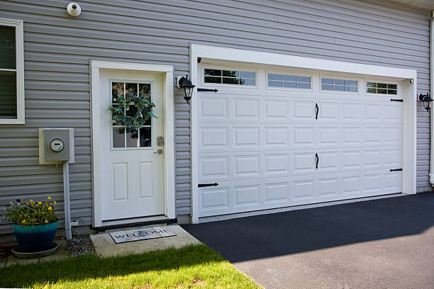 24/7 Emergency Garage Door Panel Replacement experts in Chinook, MT